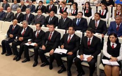 Məmur geyimi - deputatlar qalstuk istisna olmaqla ciddi geyimin əleyhinə deyil 