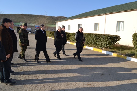 İcra başçısı səngərdə dayanmış əsgərlərlə görüşüb