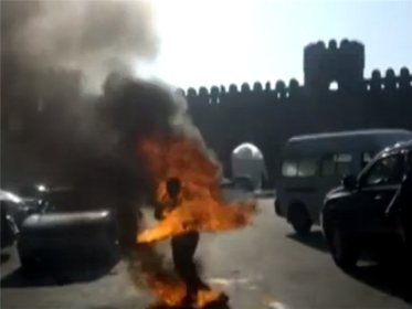 Həmkarlar İttifaqı Konfederasiyası özünü yandıran Qarabağ əlilinin ailəsinə hər ay 1500 manat ödəyəcək