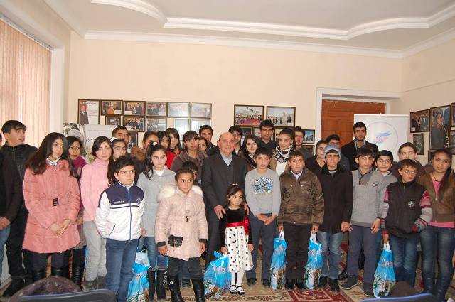Deputat Elxan Süleymanov özünün təsis etdiyi təqaüdü tələbələrə verib - FOTO