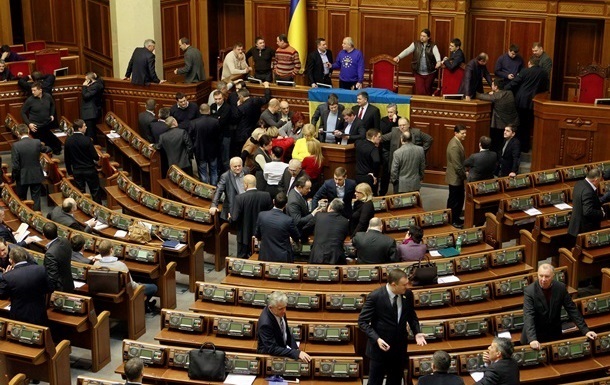 Müxalifət parlamentin tribunasını mühasirəyə aldı