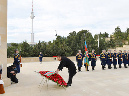 Prezident Şəhidlər xiyabanını ziyarət edib