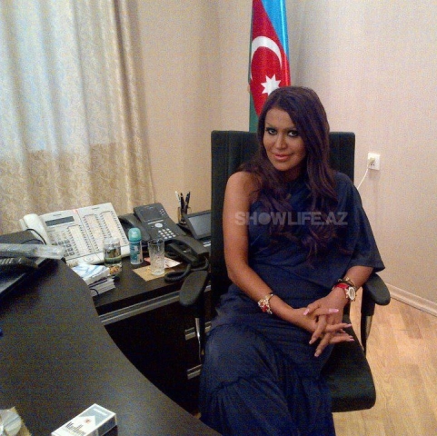 Rəqsanə bu şəkli hansı icra başçısının otağında çəkdirib? - FOTO