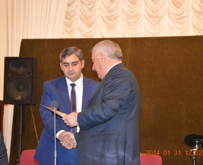 İcra başçısı Gənclər günü ilə bağlı fəal gəncləri mükafatlandırıb