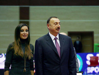 İlham Əliyev və xanımı Qara Qarayevin abidəsinin açılışında iştirak edib