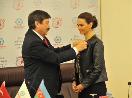 TÜRKSOY Qənirə Paşayeva və nazir müavininə medal verdi