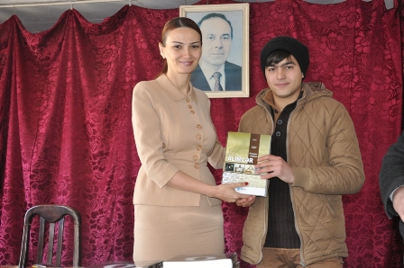 Millət vəkili orta məktəbi yüksək qiymətlərlə oxuyan gənclərlə görüşüb