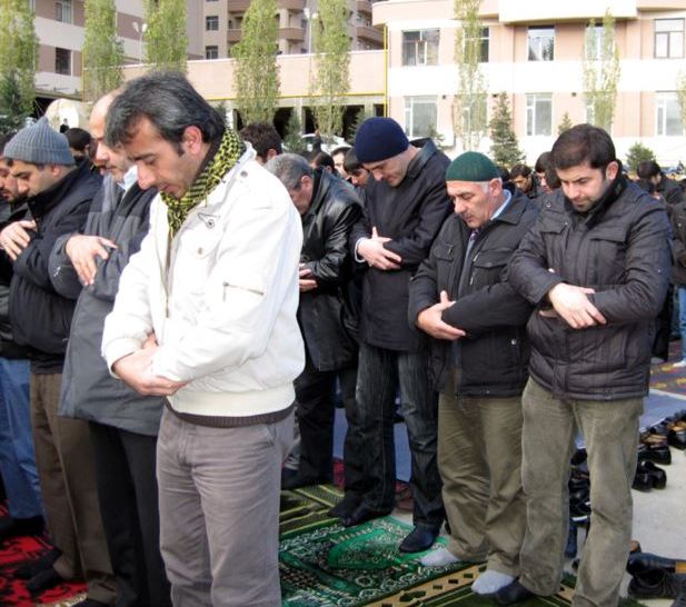 Azərbaycan cəmiyyəti dindarları "sevmir", radikalları isə rədd edir - TƏHLİL