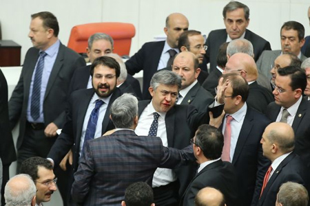 Türkiyə parlamentində qanlı dava - FOTOLAR