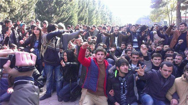 Bakı Dövlət Universitetində tələbələrin aksiyası keçirilib - FOTOLAR