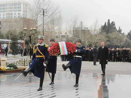 İlham Əliyev “Xocalı" abidəsini ziyarət edib