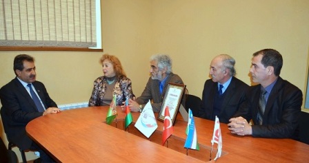 Fərəc Quliyev dünya şöhrətli rəssamı təltif edib