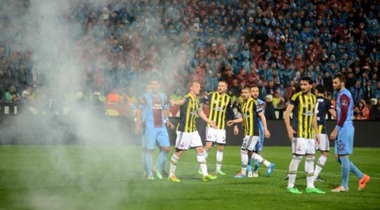 Türkiyə Superliqasında QALMAQAL: "Trabzonspor" - "Fənərbaxça" oyunu yarımçıq qaldı