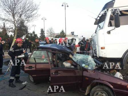 Gəncədə yük və minik maşınları toqquşub, 6 nəfər ölüb - FOTO