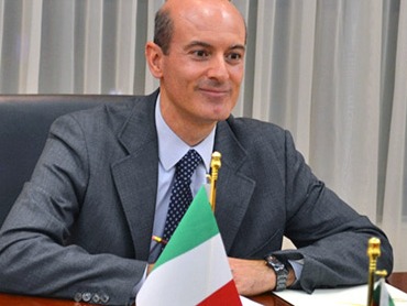 Səfir uşaq alverində ittiham olundu 