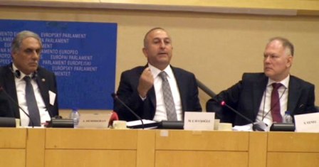 Türk nazir Avropa Parlamentində Gülənlə bağlı suala əsəbiləşdi