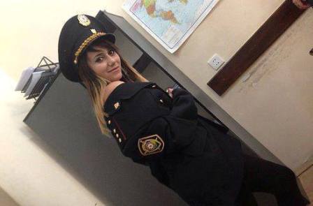 Azərbaycan polisinin formasını geyən qızdan biabırçı POZA - FOTO