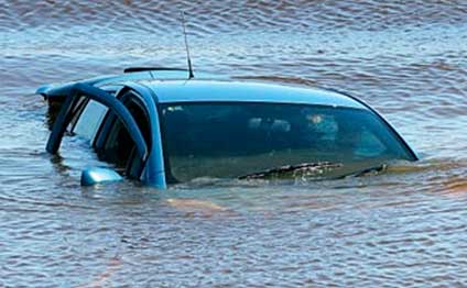 Naxçıvanda avtobobil kanala aşdı - 3 nəfər öldü