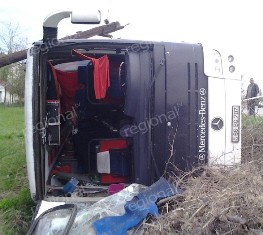 Azərbaycanda 45 sərnişinin olduğu avtobus aşıb