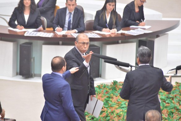Türkiyə parlamentində “Türkmən” davası