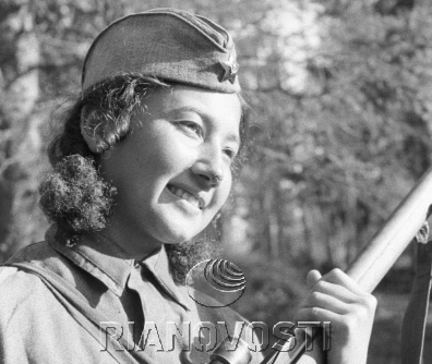 Özbək filmində çəkilən məşhur azərbaycanlı snayperçi qadın - FOTO 