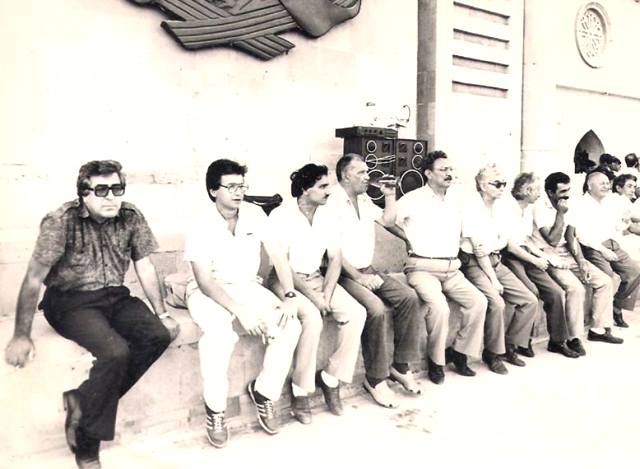 Bir şəklin tarixçəsi: Azadlıq Meydanındakı cərgədə qaradinməz Anar 