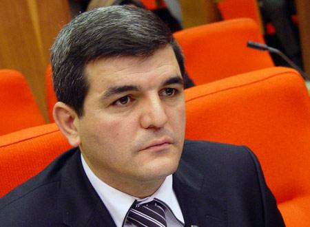 Deputat “Bakı Metropoliteni”ni qınadı: “Rəsulzadə ilə bağlı vicdanlı davranın”