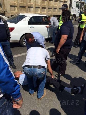 Sürücü maşınını polisdən almaq üçün asfalta uzanıb