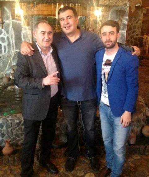 Saakaşvili Bakıdakı “Şəki” restoranında müğənni ilə şəkil çəkdirdi - FOTO