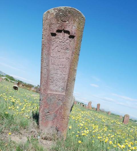 Cahandar ağanın qəbri “imdad diləyir” - FOTOLAR