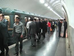 Metroda daha bir problem:  sərnişinlər 10-15 dəqiqə qatar gözləyiblər