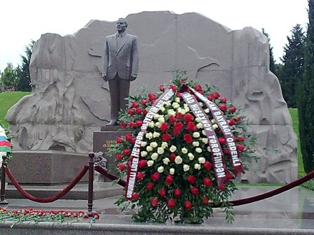 Prezident Heydər Əliyevin məzarını ziyarət edib