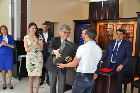 Koreya səfiri Tovuzun fəal gənclərinə kompüterlər payladı - FOTO