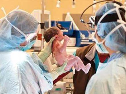 Azərbaycanda ana ölümü ilə bağlı 10 tibb işçisi işdən qovulub