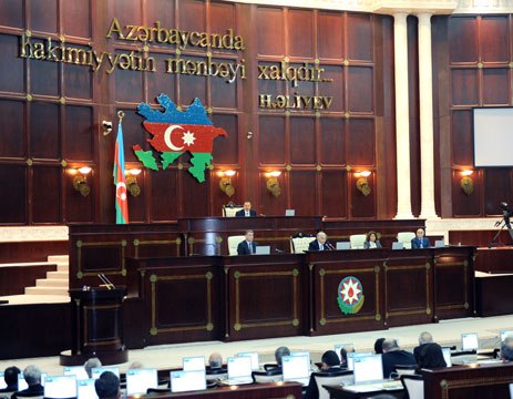 Milli Məclisdə müəllimlərin məsələsi qaldırıldı: “Maaşlar artırılmalıdır” 