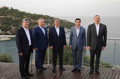 Türkdilli dövlət başçılarının qalstuksuz görüşü - FOTO