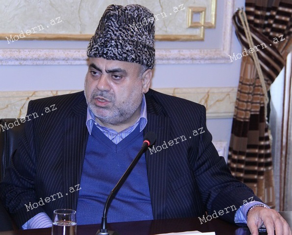Allahşükür Paşazadə axund və imamlara vahid geyim paylayıb 