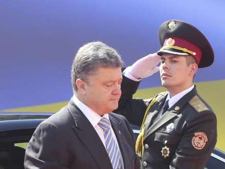 Poroşenkonun inauqurasiya mərasimində əsgərin ürəyi getdi - VİDEO