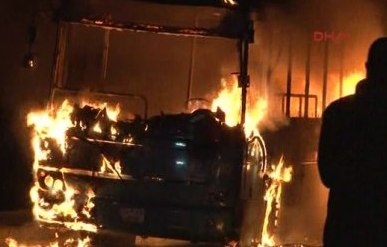 Türkiyədə gərginlik: “Molotov kokteyli” avtobusu yandırdı - bir nəfər öldü