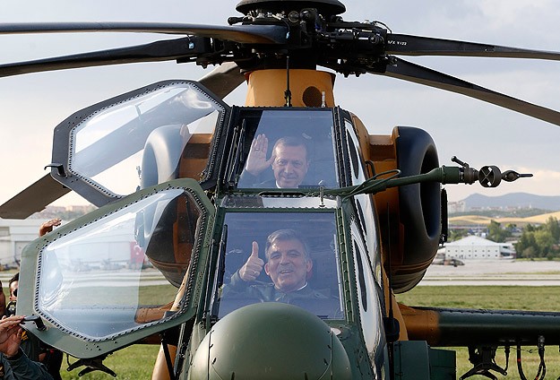 Ərdoğan və Gül helikopter pilotları oldular - FOTOLAR