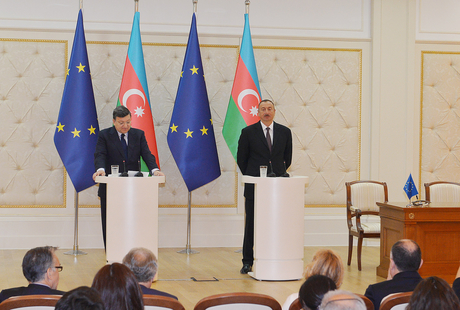 İlham Əliyev Barrozuya beynəlxalq təşkilatların səriştəsizliyini xatırlatdı 