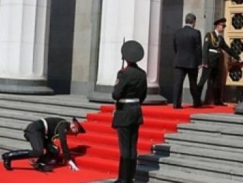 Prezidentin andiçməsində yıxılan əsgər: “Məni gün vurmuşdu, amma…”