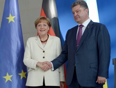 Merkel Poroşenkonun Rusiya xeyrinə olan addımını DƏSTƏKLƏDİ 