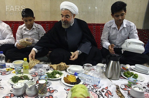 İran prezidenti yetim uşaqlarla birgə iftar süfrəsində - FOTOLAR