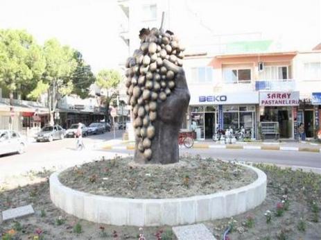 Qarpız, yemiş, yumurta və eybini örtən silindirli Atatürk - Türkiyədəki əcaib heykəllər - FOTOLAR