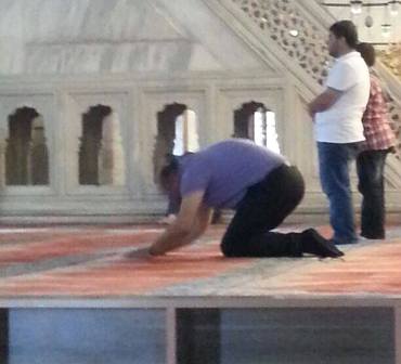 “Mən namaza indi yox, çoxdan başlamışam, jurnalistlər köhnə xəbər yayıb” 