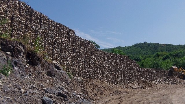 Ermənilər Tovuzla həmsərhəd kəndlərdə divar hörürlər - FOTOLAR