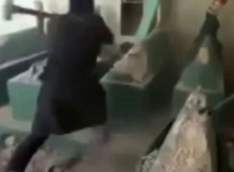 İŞİD-in daha bir vəhşiliyi: Peyğəmbərin məzarını dağıtdılar 