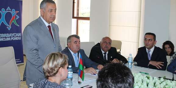 Vahid Əhmədov seçicilərinin problemlərini dinləyib