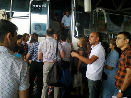 Avtovağzaldan Qərb və Cənub rayonlarına gedən avtobuslarda basabas yaranıb
